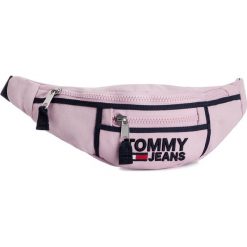 Saszetka nerka TOMMY JEANS - Tjw Heritage Bumbag AW0AW06963 901. Różowe nerki damskie Tommy Jeans, bez wzorów, z jeansu, młodzieżowe, bez dodatków. W wyprzedaży za 219,00 zł.