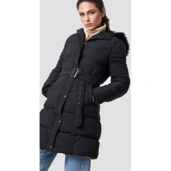 NA-KD Parka z paskiem - Black. Czarne parki damskie marki NA-KD, w paski, z futra. Za 404,95 zł.