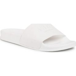 Klapki ARKK COPENHAGEN - Slides AC4716-0010-W White. Białe klapki damskie ARKK Copenhagen, bez wzorów, z tworzywa sztucznego, bez obcasa. Za 149,00 zł.