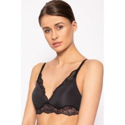 Biustonosz braletka Triumph Amourette Charm 10201694. Czarne biustonosze Triumph, bez wzorów, z elastanu. W wyprzedaży za 139,00 zł.