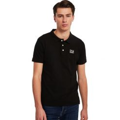 Koszulka polo w kolorze czarnym. Czarne koszulki męskie Polo Club Men, s, z aplikacjami, z bawełny, polo, bez rękawów. W wyprzedaży za 102,95 zł.