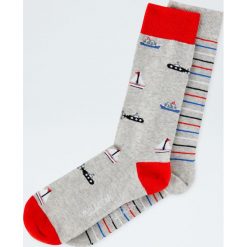 Komplet wysokich skarpetek w paski i łódki. Szare skarpetki męskie Pull&Bear, w paski. Za 39,90 zł.