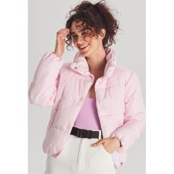 Kurtka puffer z wysokim kołnierzem - Różowy. Różowe kurtki damskie Cropp, s, bez wzorów, bez kaptura. Za 99,99 zł.