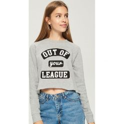 Krótka bluza - Jasny szar. Szare bluzy damskie Sinsay, l, z krótkim rękawem, krótkie. W wyprzedaży za 19,99 zł.