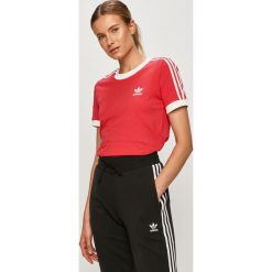Adidas Originals - T-shirt. Różowe topy damskie adidas Originals, z aplikacjami, z elastanu, casualowe, z okrągłym kołnierzem. Za 129,90 zł.