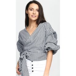 Czarna Bluzka Last Kiss. Czarne bluzki damskie Born2be, s, bez wzorów, bez kołnierzyka, bez rękawów. W wyprzedaży za 24,99 zł.