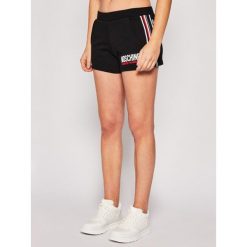 Szorty materiałowe Moschino Underwear & Swim 4308 9012. Czarne szorty damskie Moschino Underwear & Swim, xs, bez wzorów, z elastanu. W wyprzedaży za 379,00 zł.