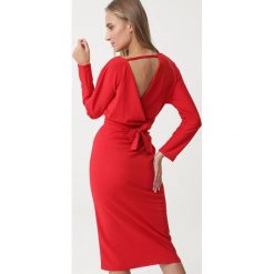 Czerwona Sukienka Shopton. Czerwone sukienki damskie Born2be, na imprezę, s, w paski, eleganckie, z dekoltem na plecach, bez rękawów, ołówkowe. Za 99,99 zł.