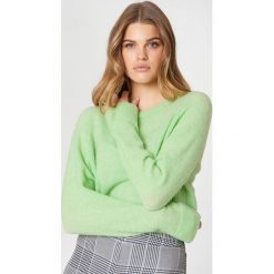 Samsoe & Samsoe Krótki sweter z okrągłym dekoltem Nor - Green. Zielone swetry damskie marki Samsøe & Samsøe, bez wzorów, z długim rękawem, długie, bez kaptura. Za 404,95 zł.