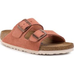 Klapki BIRKENSTOCK - Arizona Bs 1015888 Earth Red. Różowe klapki damskie Birkenstock, bez wzorów, ze skóry, bez obcasa. Za 339,00 zł.