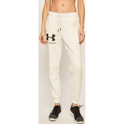 Under Armour - Spodnie. Fioletowe spodnie damskie Under Armour, s, z nadrukiem, z bawełny. Za 219,90 zł.