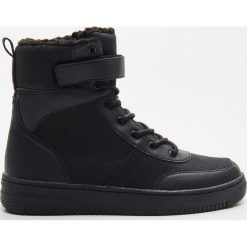 Wysokie sneakersy z ociepleniem - Czarny. Czarne sneakersy damskie Cropp. Za 159,99 zł.