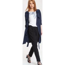 PŁASZCZ DAMSKI DŁUGOŚĆ REGULARNA. Szare płaszcze damskie marki Top Secret, eleganckie, z chokerem. Za 79,99 zł.