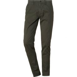 DRYKORN HOOP Chinosy khaki. Brązowe chinosy męskie DRYKORN, z bawełny. Za 419,00 zł.