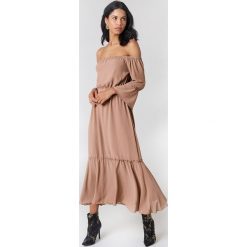 Sukienki: NA-KD Boho Sukienka z odkrytymi ramionami – Pink