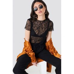 NA-KD Party Koronkowy top z kopertowym tyłem - Black. Czarne topy damskie NA-KD Party, bez wzorów, z koronki, bez kołnierzyka. W wyprzedaży za 56,78 zł.