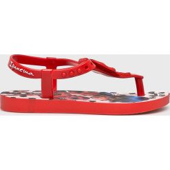 Ipanema - Sandały dziecięce. Czerwone sandały dziewczęce Ipanema, z materiału, bez zapięcia. W wyprzedaży za 69,90 zł.