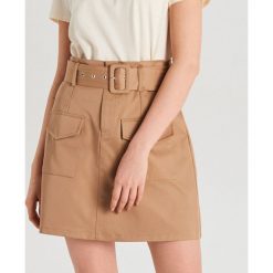 Trapezowa spódnica mini z paskiem - Brązowy. Pomarańczowe spódniczki damskie Cropp, s, bez wzorów, mini, trapezowe. W wyprzedaży za 29,99 zł.