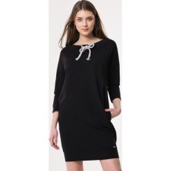 Czarna Sukienka Take First Place. Czarne sukienki damskie Born2be, xl, bez wzorów, bez kołnierzyka, bez rękawów, mini. Za 69,99 zł.