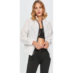 Guess Jeans - Kurtka. Białe kurtki damskie Guess Jeans, s, z aplikacjami, z poliesteru, krótkie. Za 469,90 zł.