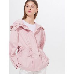 Parka z kapturem - Różowy. Różowe parki damskie Mohito, bez wzorów, z kapturem. Za 199,99 zł.