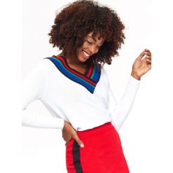 OVERSIZOWY SWETER Z DEKOLTEM W SEREK. Białe swetry damskie marki Top Secret, na lato, w paski, z dzianiny, bez rękawów, bez kaptura. W wyprzedaży za 59,99 zł.