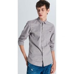 Koszula slim z kieszenią - Jasny szary. Szare koszule męskie Cropp, s, bez wzorów, bez kołnierzyka, bez rękawów. Za 79,99 zł.