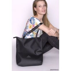 Czarna torba basic. Czarne torebki klasyczne damskie marki Pakamera, bez wzorów, ze skóry, klasyczne, na ramię, bez dodatków. Za 135,00 zł.