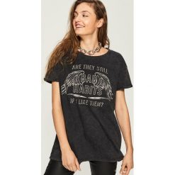 T-shirt z efektem sprania - Szary. Szare t-shirty damskie marki Sinsay, l. Za 39,99 zł.