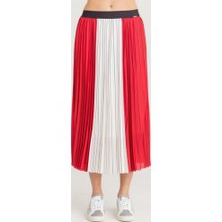 SPÓDNICA SAVINA GUESS. Czerwone spódniczki damskie Guess, na co dzień, s, z aplikacjami, z materiału, midi, proste. Za 549,00 zł.