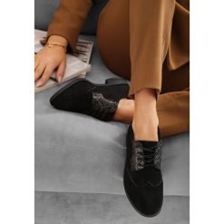 Czarne Półbuty Tarheel. Czarne półbuty damskie Renee, z nadrukiem, ze skóry, eleganckie, z okrągłym noskiem, bez obcasa, na obcasie, na sznurówki. Za 79,99 zł.