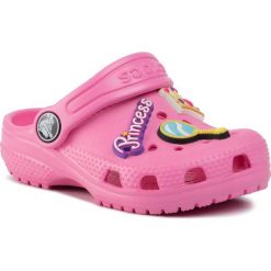 Klapki CROCS - Classic Charm Clog K 205812 Pink Lemonade. Różowe sandały dziewczęce Crocs, z tworzywa sztucznego, bez zapięcia. Za 129,00 zł.