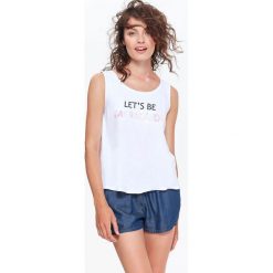 T-SHIRT KRÓTKI RĘKAW DAMSKI Z WIĄZANIEM Z TYŁU I Z NADRUKIEM. Białe t-shirty damskie marki Top Secret, z nadrukiem, z bawełny, z dekoltem na plecach. W wyprzedaży za 19,99 zł.