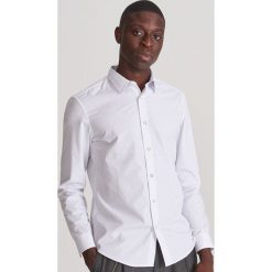 Koszula slim fit z mikroprintem - Biały. Białe koszule męskie Reserved, s, bez wzorów, bez kołnierzyka, bez rękawów. Za 79,99 zł.