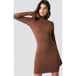 Nicki x NA-KD Dopasowana sukienka z golfem - Brown. Brązowe sukienki damskie marki Nicki x NA-KD, bez wzorów, z golfem, z długim rękawem, długie, mini, dopasowane. Za 161,95 zł.