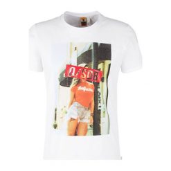 Q/S designed by T-shirt 40.903.32.5236 . 0100 White (rozmiar M). Białe koszulki męskie Q/S designed by, s, bez wzorów, bez kołnierzyka. W wyprzedaży za 57,00 zł.
