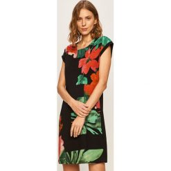 Desigual - Sukienka. Czarne sukienki damskie Desigual, s, z nadrukiem, z elastanu, casualowe, z okrągłym kołnierzem, krótkie, mini, proste. Za 399,90 zł.