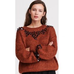 Sweter z cekinami - Brązowy. Pomarańczowe swetry damskie Reserved, s, bez wzorów, bez rękawów, bez kaptura. W wyprzedaży za 69,99 zł.