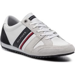 Sneakersy TOMMY HILFIGER - Essential Leather Runner FM0FM02045 Rwb 020. Białe sneakersy męskie TOMMY HILFIGER, na co dzień, bez wzorów, z zamszu, bez zapięcia. W wyprzedaży za 229,00 zł.