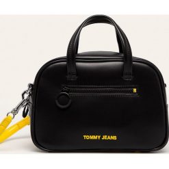 Tommy Jeans - Torebka. Czarne listonoszki damskie Tommy Jeans, w paski, z jeansu, na ramię, małe, bez dodatków. Za 449,90 zł.