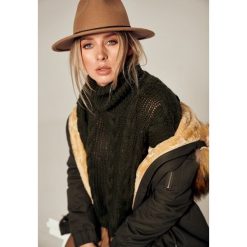 Ciemnozielony Golf Beeston. Zielone swetry damskie Born2be, bez wzorów, z dzianiny, eleganckie, z długim rękawem, długie, bez kaptura. Za 119,99 zł.