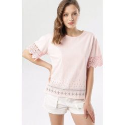 Jasnoróżowa Bluzka Corirose. Różowe bluzki damskie Born2be, s, bez wzorów, bez kołnierzyka, bez rękawów. W wyprzedaży za 34,99 zł.