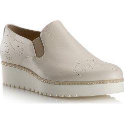 Buty damskie. Półbuty damskie Wittchen, bez wzorów, ze skóry, klasyczne, bez obcasa, bez zapięcia. W wyprzedaży za 349,90 zł.
