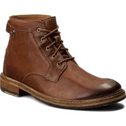 Kozaki CLARKS - Clarkdale Bud 261277807 Dark Tan Leather. Brązowe glany męskie Clarks, z materiału. W wyprzedaży za 409,00 zł.