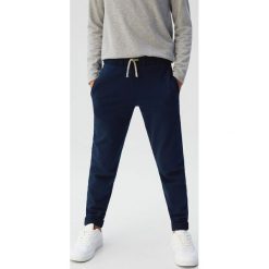 Mango Kids - Spodnie Andrew 110-164 cm. Niebieskie spodnie chłopięce Mango Kids, bez wzorów, z bawełny, casualowe. Za 69,90 zł.