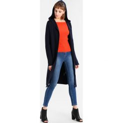 Swetry klasyczne damskie: IVY & OAK CARMEN JUMPER OFF SHOULDER Sweter pumpkin red