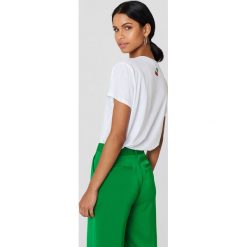 T-shirty damskie: NA-KD T-shirt z haftowaną wisienką na karku – White
