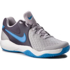 Buty NIKE - Air Zoom Resistance 918194 049 Atmosphere Grey/Photo Blue. Szare buty sportowe męskie Nike, ze skóry ekologicznej, bez zapięcia, tenisowe. W wyprzedaży za 249,00 zł.