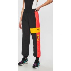 Reebok Classic - Spodnie Gigi Hadid. Czarne spodnie damskie Reebok Classic, s, bez wzorów, z poliesteru, casualowe. W wyprzedaży za 219,90 zł.