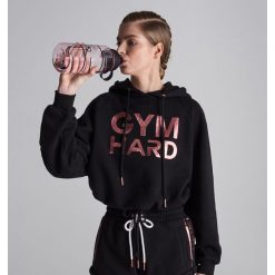 Bluza z kapturem Gym Hard - Czarny. Czarne bluzy damskie marki Sinsay, s, bez wzorów, bez rękawów, z kapturem. Za 69,99 zł.